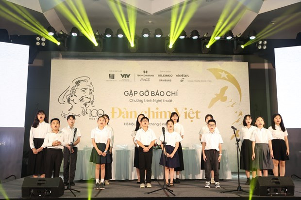 Hợp xướng thiếu nhi biểu diễn &apos;Tiến quân ca&apos; tại buổi gặp gỡ báo chí. (Ảnh: Minh Thu/Vietnam+)