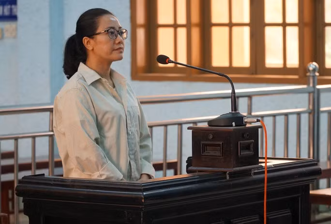 Bị cáo Huyền thừa nhận đang nợ bị hại 53 tỉ đồng nhưng phủ nhận các tội danh bị truy tố.