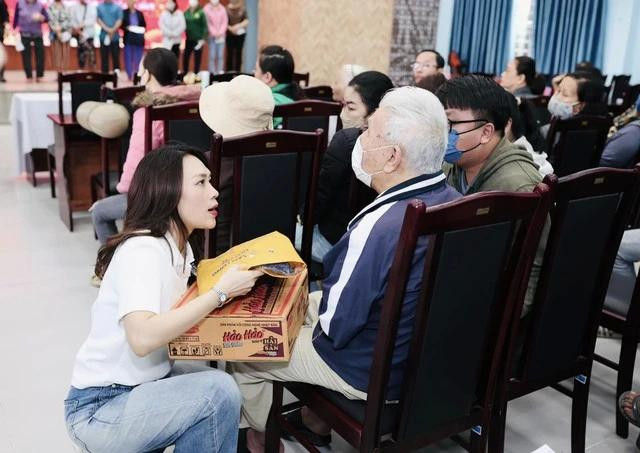 Những ngày cận tết, Mỹ Tâm vẫn tiếp tục hành trình thiện nguyện. Ảnh FBNV