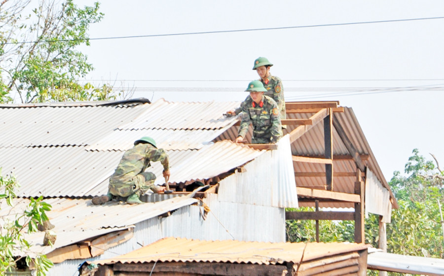 Đoàn viên thanh niên Lữ đoàn Pháo phòng không 234 giúp người dân xã Ia Băng (huyện Đak Đoa) khắc phục hậu quả thiên tai. Ảnh: Vĩnh Hoàng Đoàn viên thanh niên Lữ đoàn Pháo phòng không 234 giúp người dân xã Ia Băng (huyện Đak Đoa) khắc phục hậu quả thiên tai. Ảnh: Vĩnh Hoàng
