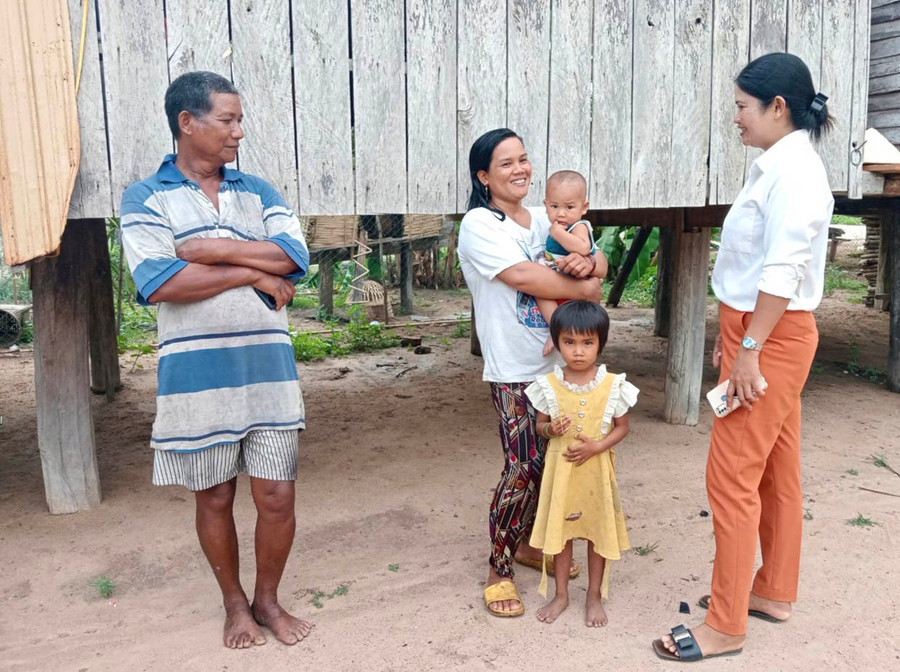 Bà Nay H’Djuk (bìa phải)-Chủ tịch Hội LHPN xã Ia Hdreh tuyên truyền, vận động người dân nghiêm chỉnh chấp hành pháp luật về trật tự an toàn giao thông. Ảnh: N.C Bà Nay H’Djuk (bìa phải)-Chủ tịch Hội LHPN xã Ia Hdreh tuyên truyền, vận động người dân nghiêm chỉnh chấp hành pháp luật về trật tự an toàn giao thông. Ảnh: N.C