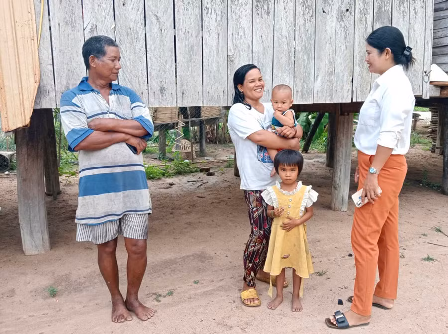 Bà Nay H’Djuk (bìa phải)-Chủ tịch Hội LHPN xã Ia Hdreh tuyên truyền, vận động người dân nghiêm chỉnh chấp hành pháp luật về trật tự an toàn giao thông. Ảnh: N.C