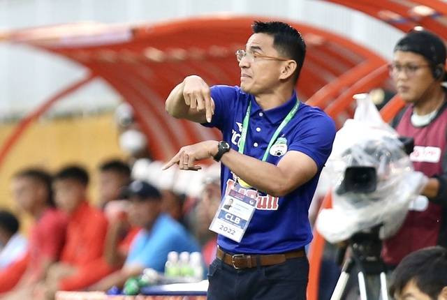 HLV Kiatisak đối diện bài toán lực lượng khó khăn. Ảnh: KHẢ HÒA