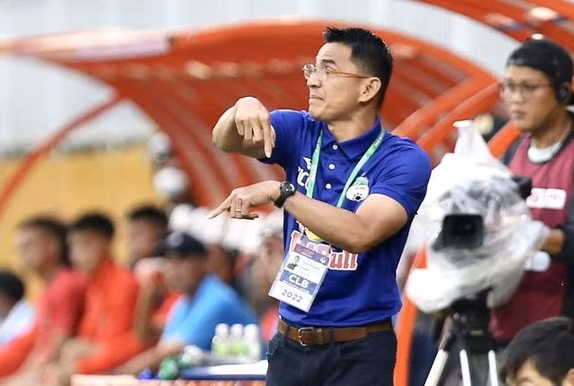 HLV Kiatisak đối diện bài toán lực lượng khó khăn. Ảnh: KHẢ HÒA