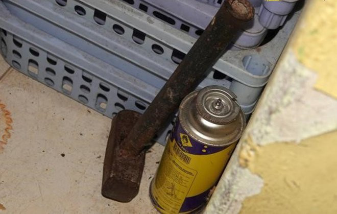 Chiếc búa, hung khí đối tượng Nikiforov Roman dùng để gây án. Chiếc búa, hung khí đối tượng Nikiforov Roman dùng để gây án.