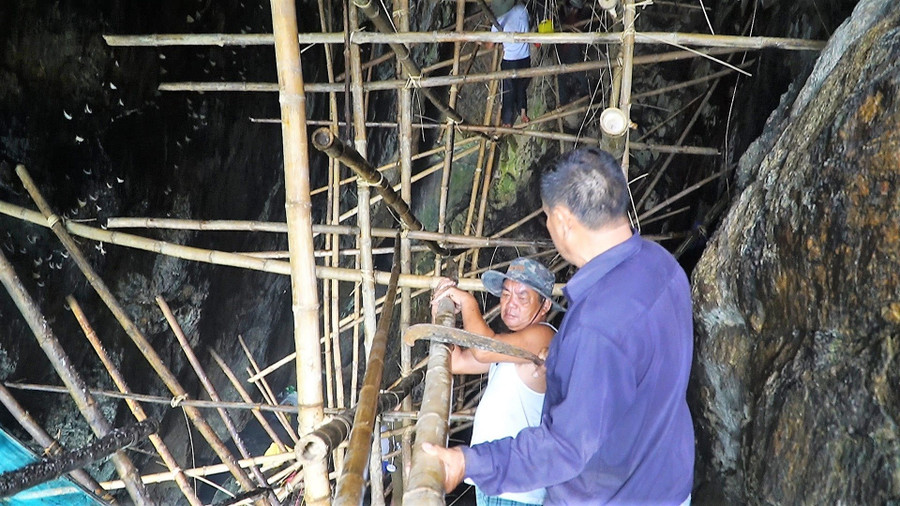 Hệ thống giàn giáo bằng tre chênh vênh trên vách đá. Ảnh: T.V Hệ thống giàn giáo bằng tre chênh vênh trên vách đá. Ảnh: T.V