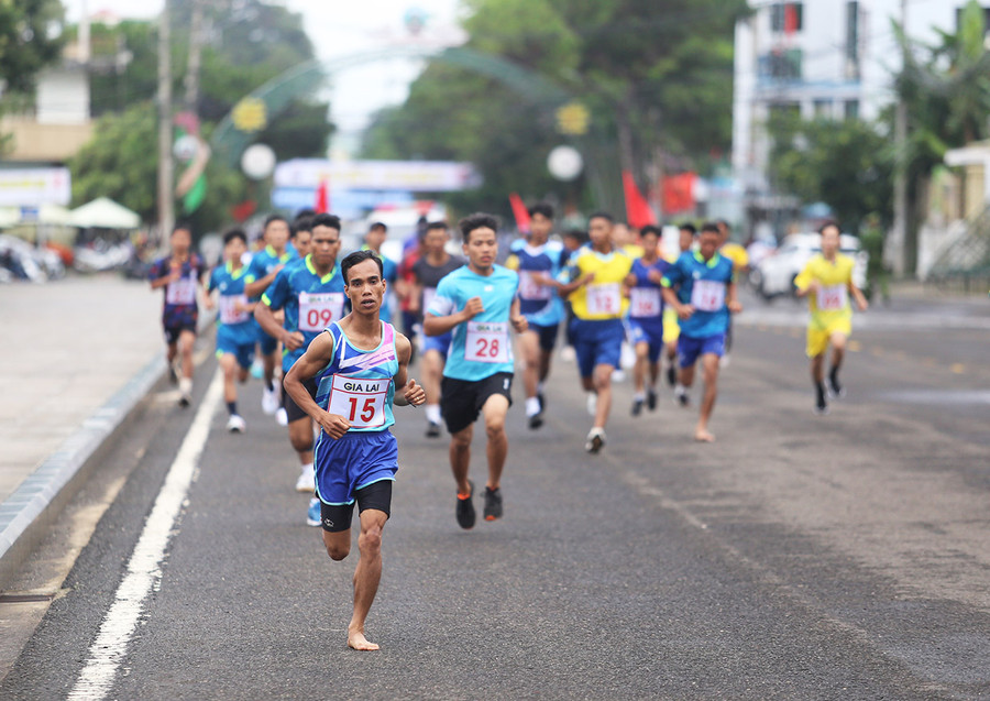 VĐV Liưm (huyện Đak Đoa) đang là đương kim vô địch cự ly 5 km nam ở môn việt dã tại Hội thi. Ảnh: Văn Ngọc