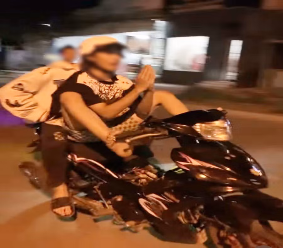 Hành vi điều khiển xe máy bằng chân của Đỗ Ngọc Trọng gây bức xúc cho người dân