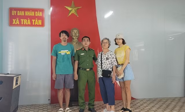 Công an xã Trà Tân giúp anh Kyucheol đoàn tụ cùng gia đình sau 2 ngày đi lạc