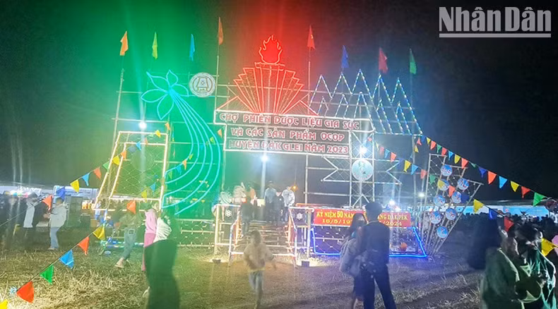 Đông đảo du khách và người dân địa phương đến check-in tại cổng chào Chợ phiên.