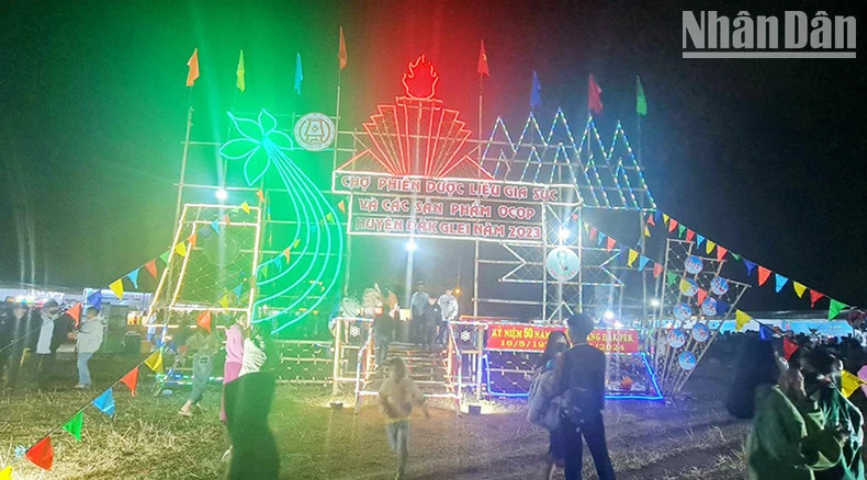 Đông đảo du khách và người dân địa phương đến check-in tại cổng chào Chợ phiên. Đông đảo du khách và người dân địa phương đến check-in tại cổng chào Chợ phiên.