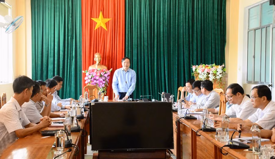 Chủ tịch UBND tỉnh Trương Hải Long phát biểu chỉ đạo tại buổi làm việc với Huyện ủy, UBND huyện Ia Pa về tình hình sạt lở bờ sông, suối trên địa bàn. Ảnh: M.N