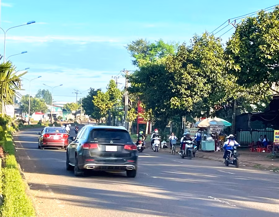 Nhiều học sinh bất chấp nguy hiểm chạy xe ngược chiều trên tuyến quốc lộ 14 để đến trường gần hơn. Ảnh: Minh Phương