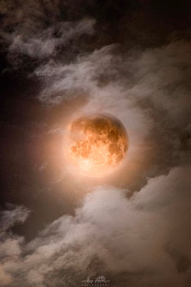 Trăng tròn 14.6 còn được gọi là Trăng Dâu. Ảnh: Huy Huynh Trăng tròn 14.6 còn được gọi là Trăng Dâu. Ảnh: Huy Huynh