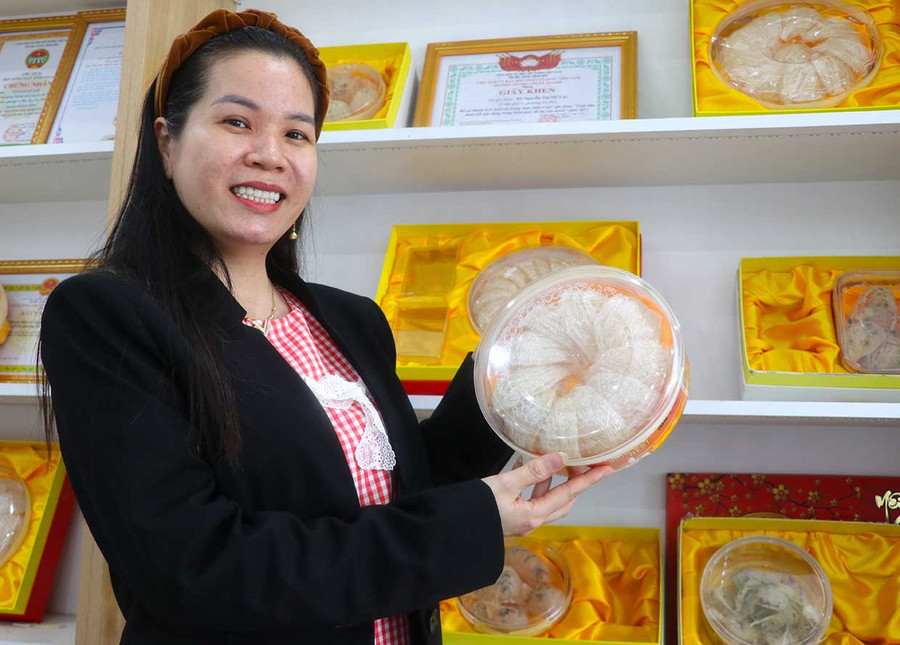 Nghề kinh doanh, chế biến tổ yến đem lại thu nhập hàng tỷ đồng/năm cho gia đình chị Nguyễn Thị Mỹ Lợi (phường An Phú, thị xã An Khê). Ảnh: A.P Nghề kinh doanh, chế biến tổ yến đem lại thu nhập hàng tỷ đồng/năm cho gia đình chị Nguyễn Thị Mỹ Lợi (phường An Phú, thị xã An Khê). Ảnh: A.P