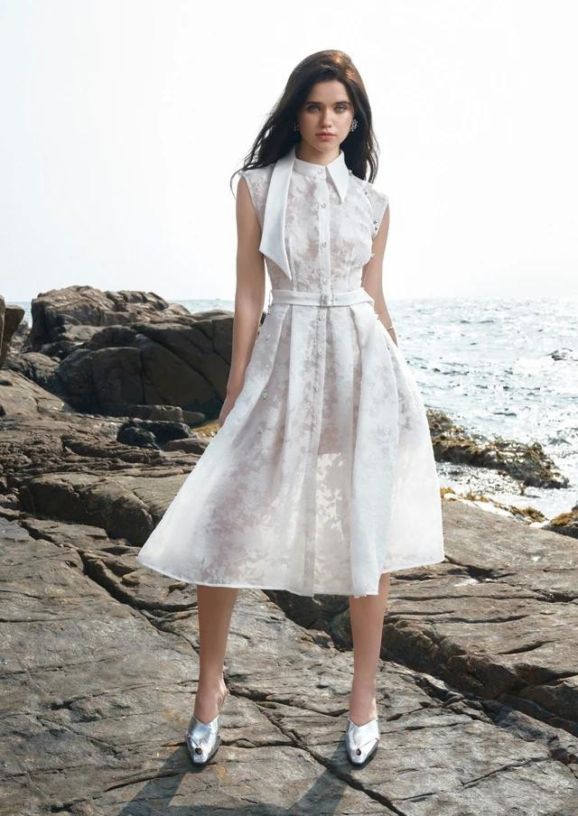 Cùng tô điểm cho vẻ ngoài quyến rũ bằng chất liệu vải ren họa tiết khi nàng diện kiểu đầm có phom dáng lịch thiệp bậc nhất trong tủ đồ. Khả năng kết hợp của một chiếc váy trắng là vô hạn, vì thế nàng đừng ngại ngần sở hữu và mỗi lần chưng diện lại tự sáng tạo nên bản phối khác biệt cho mình Cùng tô điểm cho vẻ ngoài quyến rũ bằng chất liệu vải ren họa tiết khi nàng diện kiểu đầm có phom dáng lịch thiệp bậc nhất trong tủ đồ. Khả năng kết hợp của một chiếc váy trắng là vô hạn, vì thế nàng đừng ngại ngần sở hữu và mỗi lần chưng diện lại tự sáng tạo nên bản phối khác biệt cho mình