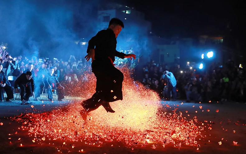 Lễ hội nhảy lửa dân tộc Dao.