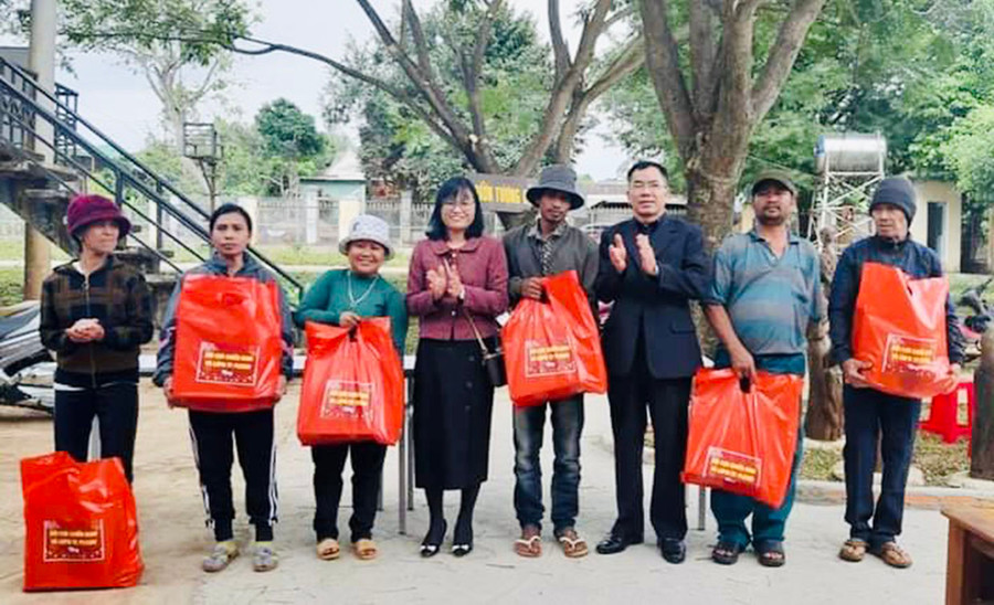 Hội Liên hiệp phụ nữ và Hội Cựu chiến binh TP. Pleiku thăm hỏi, tặng quà các gia đình khó khăn tại làng Ia Nueng, xã Biển Hồ. Ảnh: Trần Dung Hội Liên hiệp phụ nữ và Hội Cựu chiến binh TP. Pleiku thăm hỏi, tặng quà các gia đình khó khăn tại làng Ia Nueng, xã Biển Hồ. Ảnh: Trần Dung