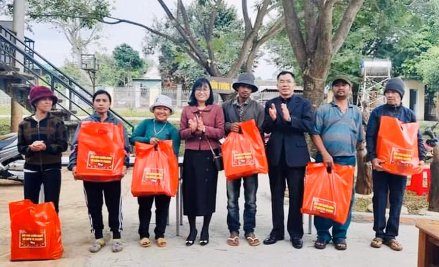 Hội Liên hiệp phụ nữ và Hội Cựu chiến binh TP. Pleiku thăm hỏi, tặng quà các gia đình khó khăn tại làng Ia Nueng, xã Biển Hồ. Ảnh: Trần Dung