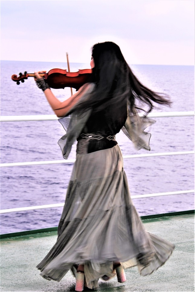 NS Minh Hiền biểu diễn trên tàu KN290 trong chuyến thăm Trường Sa đầu tháng 5/2023. NS Minh Hiền biểu diễn trên tàu KN290 trong chuyến thăm Trường Sa đầu tháng 5/2023.