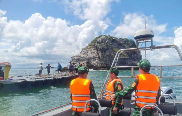 Lực lượng chức năng tiếp cận khu vực chiếc tàu bị đắm, cứu 7 thuyền viên. Ảnh Đ.X Lực lượng chức năng tiếp cận khu vực chiếc tàu bị đắm, cứu 7 thuyền viên. Ảnh Đ.X