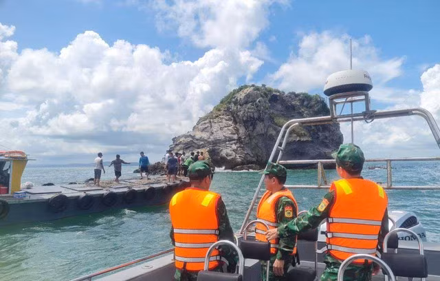 Lực lượng chức năng tiếp cận khu vực chiếc tàu bị đắm, cứu 7 thuyền viên. Ảnh Đ.X