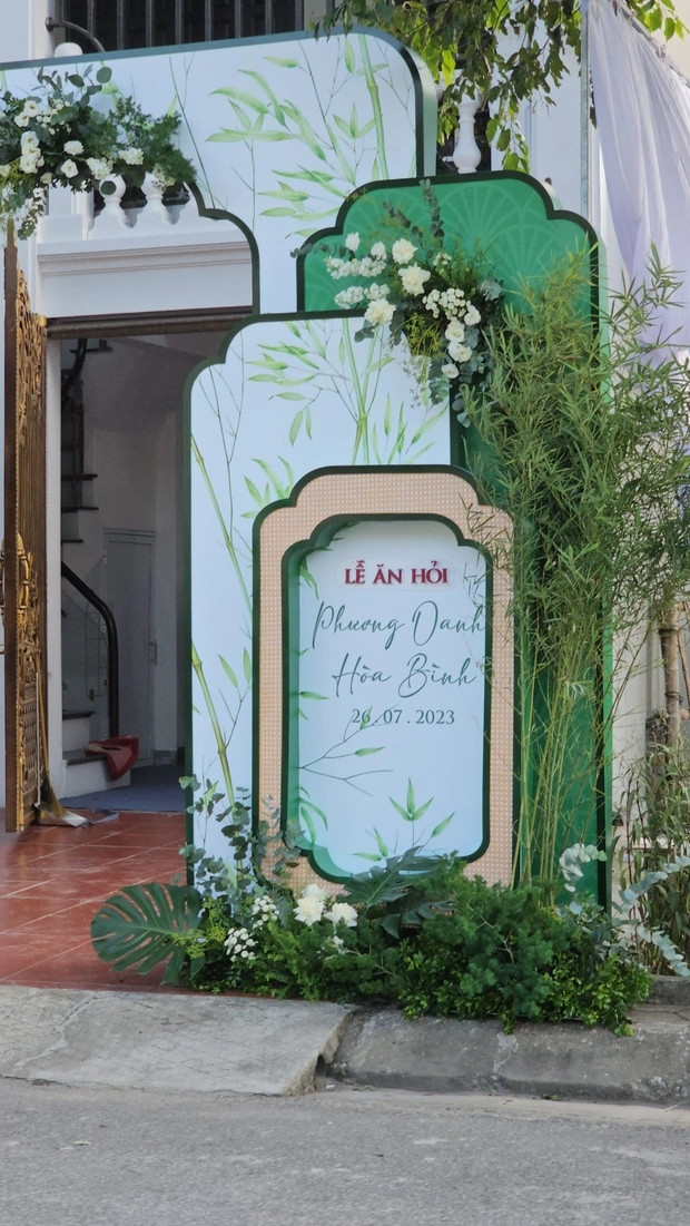 Cổng nhà và bảng tên được trang trí đẹp mắt với tông màu trắng - xanh chủ đạo. Ảnh: Mi Sói