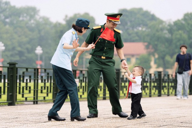 "Hòa trong không khí tưng bừng cả nước chào mừng Kỷ niệm 79 năm Quốc khánh nước Cộng hoà xã hội chủ nghĩa Việt Nam (2/9/1945 - 2/9/2024), khắp các tuyến phố, con đường trên cả nước như khoác lên màu áo mới với cờ, hoa, băng rôn, biểu ngữ... Và đây là bộ ảnh nhà Gấu chụp tại Lăng Bác", chị Hường Minx viết. Ảnh: Hường Minx "Hòa trong không khí tưng bừng cả nước chào mừng Kỷ niệm 79 năm Quốc khánh nước Cộng hoà xã hội chủ nghĩa Việt Nam (2/9/1945 - 2/9/2024), khắp các tuyến phố, con đường trên cả nước như khoác lên màu áo mới với cờ, hoa, băng rôn, biểu ngữ... Và đây là bộ ảnh nhà Gấu chụp tại Lăng Bác", chị Hường Minx viết. Ảnh: Hường Minx