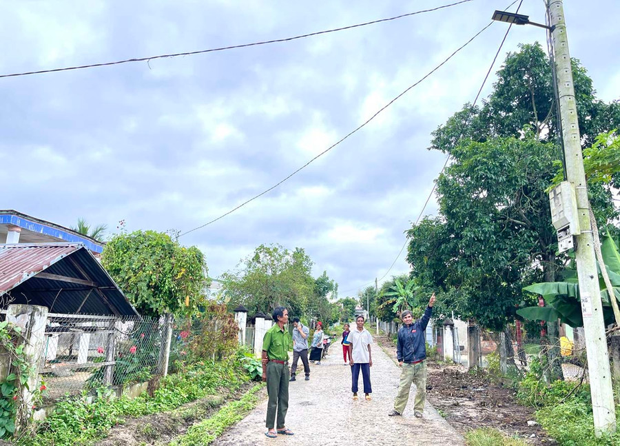 Nhờ chính sách hỗ trợ các thôn, làng vùng đệm của Vườn Quốc gia Kon Ka Kinh mà làng Hyêr (xã Ayun, huyện Mang Yang) đã có kinh phí lắp đặt hệ thống điện năng lượng mặt trời để chiếu sáng vào ban đêm. Ảnh: M.P