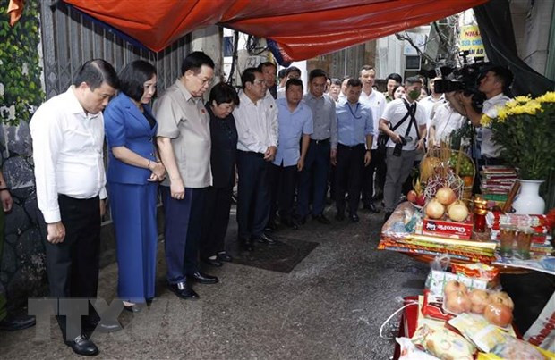 Chủ tịch Quốc hội Vương Đình Huệ đến thắp hương tưởng nhớ nạn nhân vụ cháy chung cư mini ở Khương Đình. (Ảnh: Doãn Tấn/TTXVN) Chủ tịch Quốc hội Vương Đình Huệ đến thắp hương tưởng nhớ nạn nhân vụ cháy chung cư mini ở Khương Đình. (Ảnh: Doãn Tấn/TTXVN)