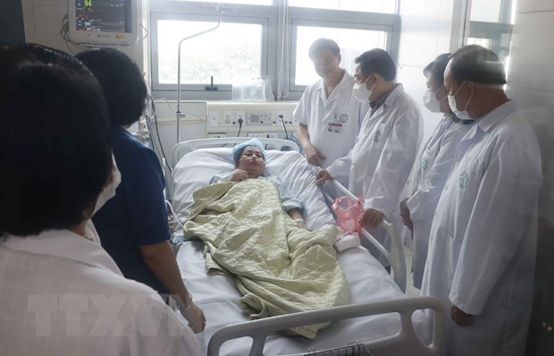Chủ tịch Quốc hội Vương Đình Huệ thăm hỏi, tặng quà nạn nhân vụ cháy đang được điều trị tại Khoa Hồi sức tích cực của Bệnh viện Bạch Mai. (Ảnh: Doãn Tấn/TTXVN) Chủ tịch Quốc hội Vương Đình Huệ thăm hỏi, tặng quà nạn nhân vụ cháy đang được điều trị tại Khoa Hồi sức tích cực của Bệnh viện Bạch Mai. (Ảnh: Doãn Tấn/TTXVN)