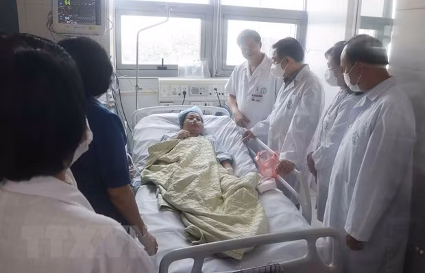 Chủ tịch Quốc hội Vương Đình Huệ thăm hỏi, tặng quà nạn nhân vụ cháy đang được điều trị tại Khoa Hồi sức tích cực của Bệnh viện Bạch Mai. (Ảnh: Doãn Tấn/TTXVN)