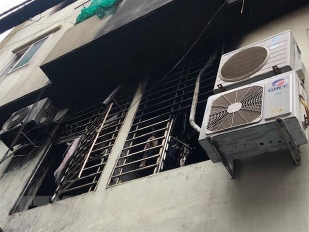 Khói ám đen căn hộ tầng 2 tòa chung cư mini bị cháy. (Ảnh: Tuyết Mai/TTXVN)
