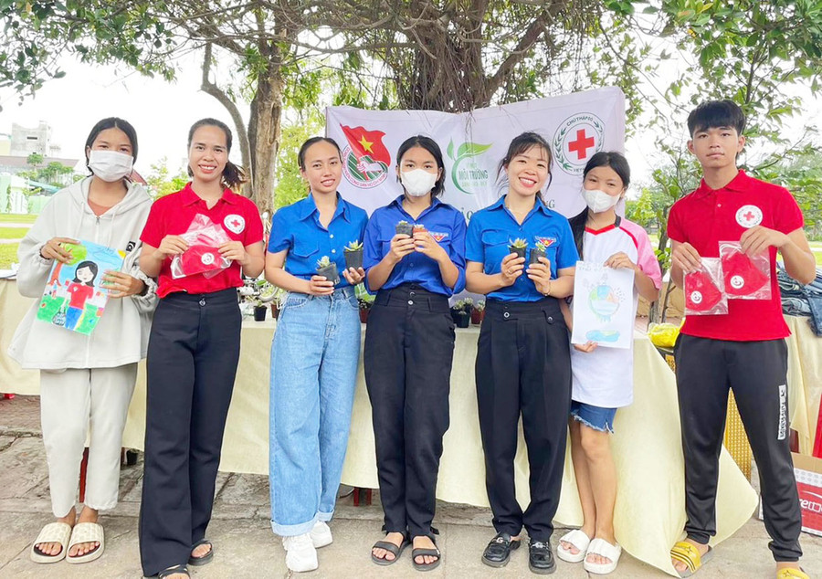 Đoàn phường Hòa Bình tổ chức chương trình “Ngày hội đổi rác lấy quà” nhằm giáo dục các em thiếu nhi về ý thức bảo vệ môi trường. Ảnh: V.C Đoàn phường Hòa Bình tổ chức chương trình “Ngày hội đổi rác lấy quà” nhằm giáo dục các em thiếu nhi về ý thức bảo vệ môi trường. Ảnh: V.C