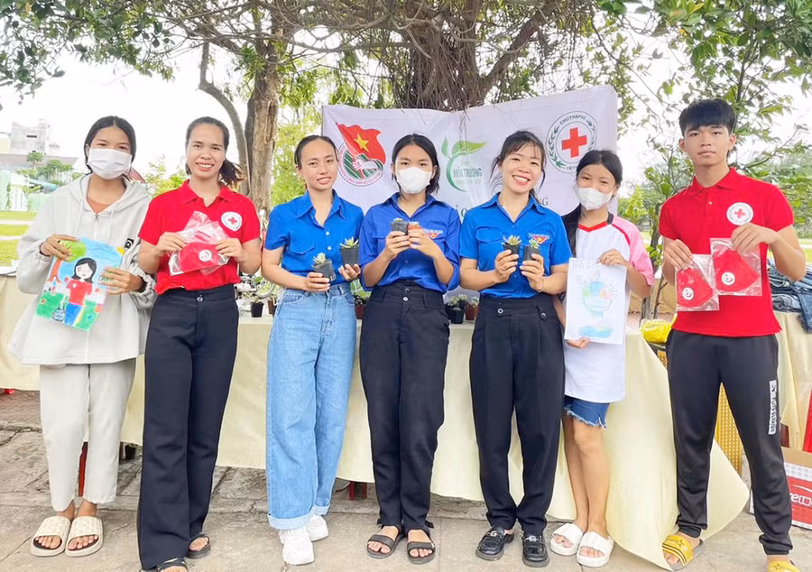 Đoàn phường Hòa Bình tổ chức chương trình “Ngày hội đổi rác lấy quà” nhằm giáo dục các em thiếu nhi về ý thức bảo vệ môi trường. Ảnh: V.C