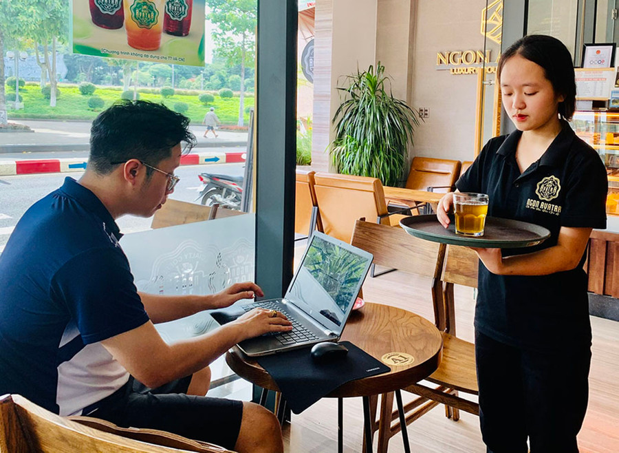 Em Mai Bảo Thư đi làm thêm trong dịp hè để phụ giúp bố mẹ. Ảnh: N.H