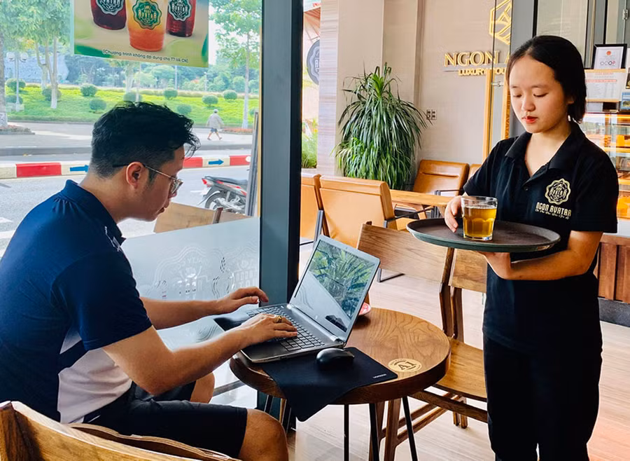 Em Mai Bảo Thư đi làm thêm trong dịp hè để phụ giúp bố mẹ. Ảnh: N.H