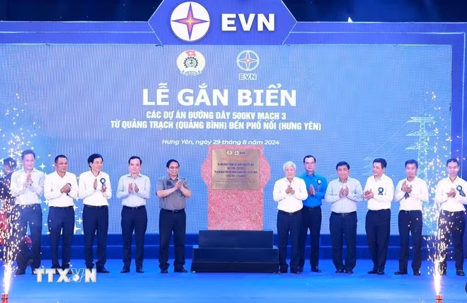 Thủ tướng Phạm Minh Chính và các đại biểu gắn biển công trình đường dây 500kV mạch 3. (Ảnh: Dương Giang/TTXVN)