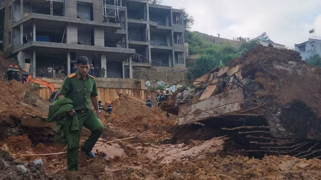 Cơ quan điều tra khám nghiệm hiện trường vụ sạt lở làm chết 2 người, 5 người bị thương sáng 29.6.2023. Ảnh: Lâm Viên