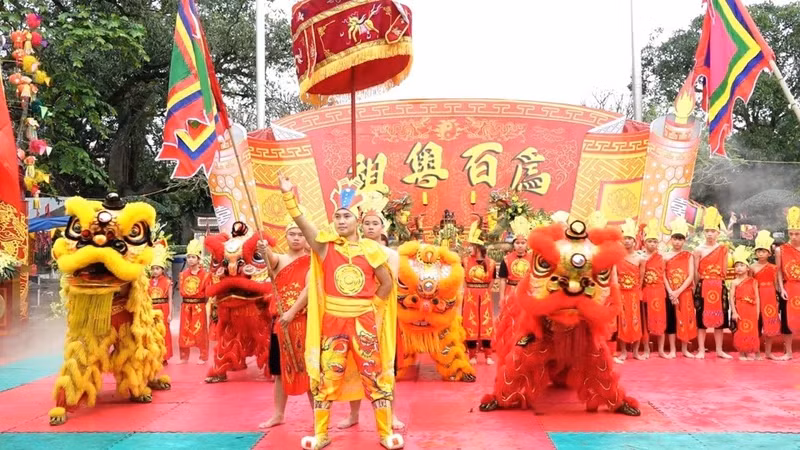 Các diễn viên biểu diễn màn sử thi về truyền thuyết Âu Cơ-Lạc Long Quân. (Ảnh: Ánh Ngọc)