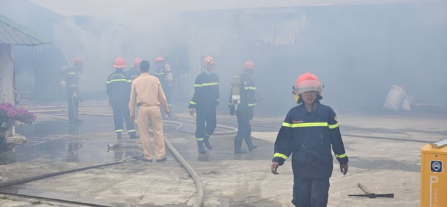 Lâm Đồng: Hỏa hoạn xảy ra ở một cơ sở sản xuất nấm - Ảnh 6. Đến 17 giờ lực lượng PCCC vẫn nỗ lực dập lửa. Ảnh: LÂM VIÊN