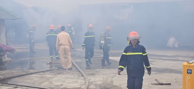 Đến 17 giờ lực lượng PCCC vẫn nỗ lực dập lửa. Ảnh: LÂM VIÊN