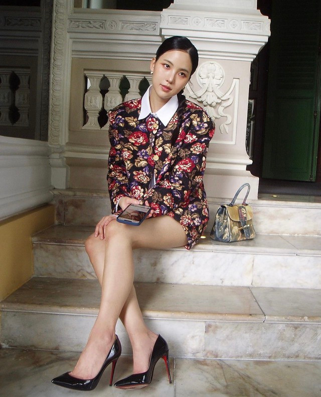 Người đẹp Hàn Quốc Janistar thể hiện khí chất kiêu sa đầy thanh lịch khi diện lên mình chiếc váy hoa sơ mi kiểu dáng vintage cổ điển. Thiết kế váy ngắn và giày cao gót mũi nhọn giúp tôn dáng tối ưu, nàng sở hữu chiều cao khiêm tốn rất nên tham khảo Không kén chọn vóc dáng, mọi cô gái đều có thể tự tin diện lên mình những chiếc váy hoa ngọt ngào đầy quyến rũ lại đa dạng màu sắc. Sự biến hóa giữa các họa tiết hoa và kiểu dáng là bí quyết giúp nàng tránh sự nhàm chán lặp lại khi có thể vô tư diện váy hoa suốt cả một tuần dài. Cứ mỗi vụ thu về là những chiếc váy hoa xinh &quot;nhức nhối&quot; lại làm xiêu lòng biết bao cô nàng bánh bèo yểu điệu.