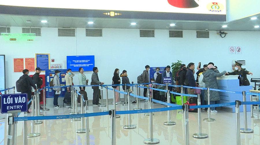 Hành khách làm thủ tục tại Cảng Hàng không Pleiku trước khi lên máy bay. Ảnh: T.D Hành khách làm thủ tục tại Cảng Hàng không Pleiku trước khi lên máy bay. Ảnh: T.D