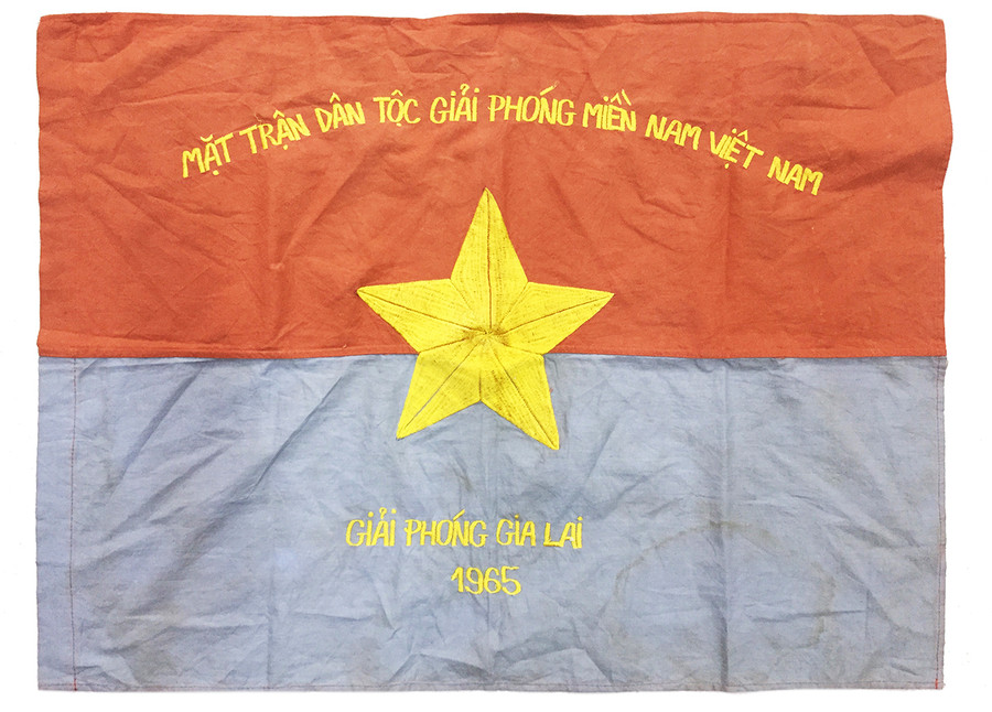 Lá cờ Mặt trận Dân tộc Giải phóng miền Nam Việt Nam-”Giải phóng Gia Lai 1965”. Ảnh: N.A.M
