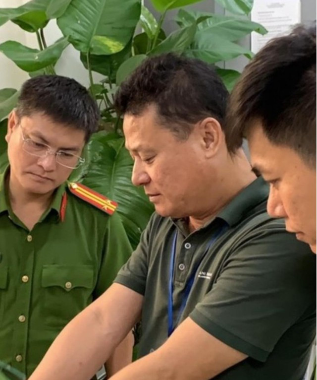 Ông Thái Khắc Hoàng (áo đen) lúc bị bắt Ông Thái Khắc Hoàng (áo đen) lúc bị bắt