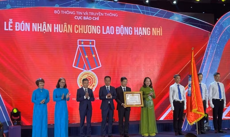 Phó Chủ tịch nước Võ Thị Ánh Xuân trao Huân chương Lao động hạng Nhì tặng Cục Báo chí.