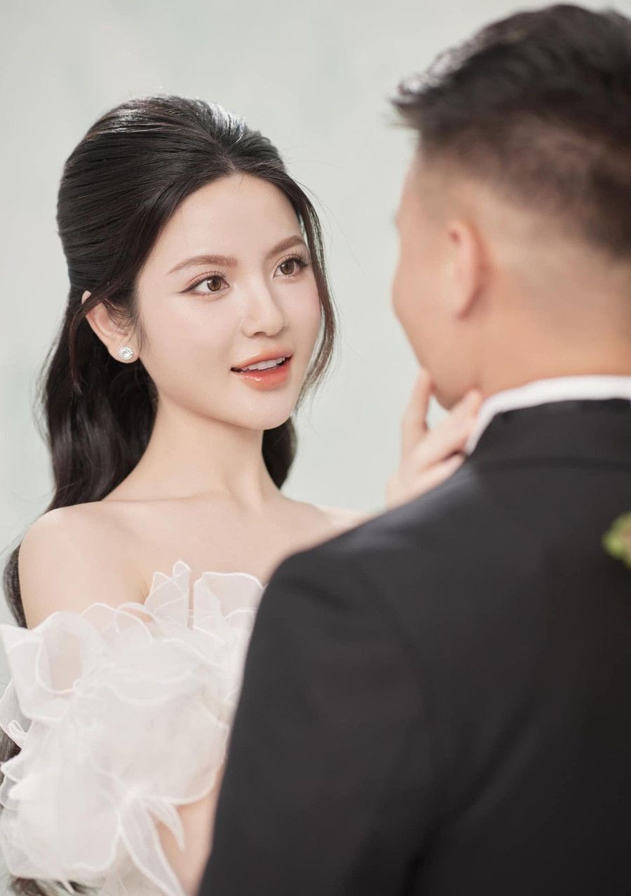 Sau đám hỏi, cả hai đã hoàn tất việc đăng ký kết hôn. Từng chia sẻ với Tiền Phong về Chu Thanh Huyền, Quang Hải nói vợ là người năng động và luôn truyền năng lượng tích cực cho những người xung quanh. Anh có động lực, trách nhiệm hơn sau khi lập gia đình. “Bóng đá là môi trường nhiều áp lực. Đôi lúc mọi thứ không như mong muốn, có thể khiến mình mệt mỏi. Không gì tốt hơn nếu ở bên nguồn năng lượng tích cực, khiến mình dễ chịu và thoải mái, luôn tràn đầy năng lượng để làm việc” - Quang Hải chia sẻ. Ảnh: Linh Le Chi. Sau đám hỏi, cả hai đã hoàn tất việc đăng ký kết hôn. Từng chia sẻ với Tiền Phong về Chu Thanh Huyền, Quang Hải nói vợ là người năng động và luôn truyền năng lượng tích cực cho những người xung quanh. Anh có động lực, trách nhiệm hơn sau khi lập gia đình. “Bóng đá là môi trường nhiều áp lực. Đôi lúc mọi thứ không như mong muốn, có thể khiến mình mệt mỏi. Không gì tốt hơn nếu ở bên nguồn năng lượng tích cực, khiến mình dễ chịu và thoải mái, luôn tràn đầy năng lượng để làm việc” - Quang Hải chia sẻ. Ảnh: Linh Le Chi.