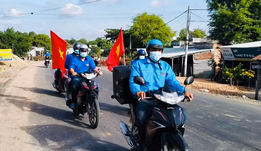 Đoàn Thanh niên xã Ia Rtô tuyên truyền bằng loa di động tới tận thôn, buôn. Ảnh: V.C