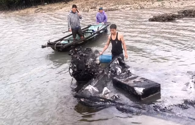 Sau vụ cháy, chiếc xuồng bị ngọn lửa thiêu rụi hoàn toàn.